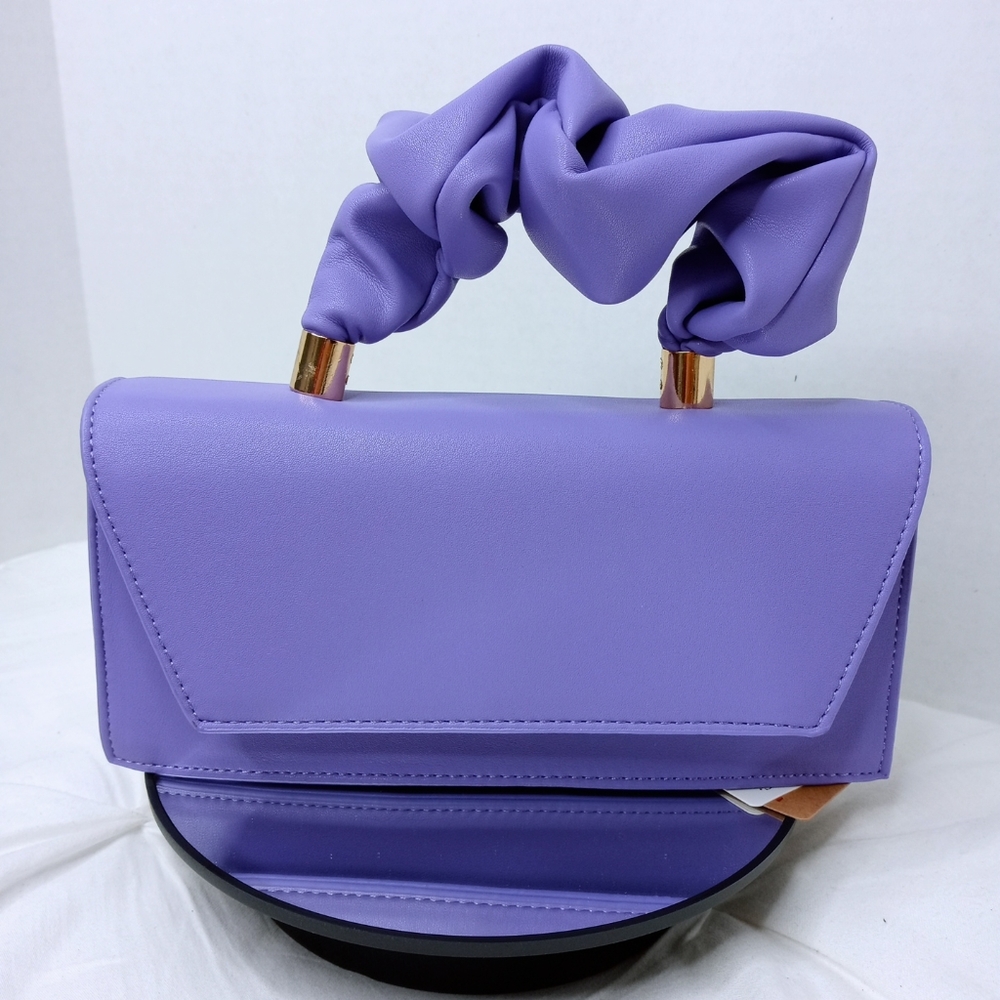 Solid Clutch W/Ruched Handle
